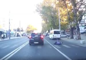 VIDEO Un bărbat a fost lovit pe trecerea de pietoni de un microbuz plin cu călători. Șoferul și-a continuat drumul liniștit
