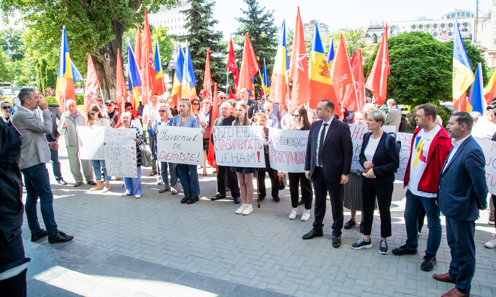 (ФОТО) ПСРМ провела протест у здания минсельхоза. Коммунисты и «Шор» протестовали у НАРЭ