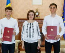 Doi elevi din Chișinău, premiați de Maia Sandu. Au ocupat locul 3 în cadrul unui concurs de științe și inginerie din SUA