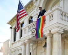 На здании посольства США в Молдове вывесили флаг сообщества ЛГБТ+