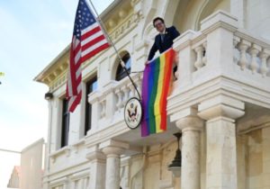 Ambasada SUA a arborat „drapelul mândriei”: Ne exprimăm solidaritatea și sprijinul pentru persoanele LGBTI