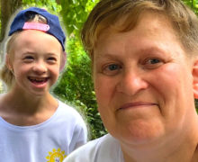 (VIDEO) „Mi-au spus: las-o, naște altul”. Istoria Nataliei și a fiicei sale Alexandra, diagnosticată cu sindromul Down