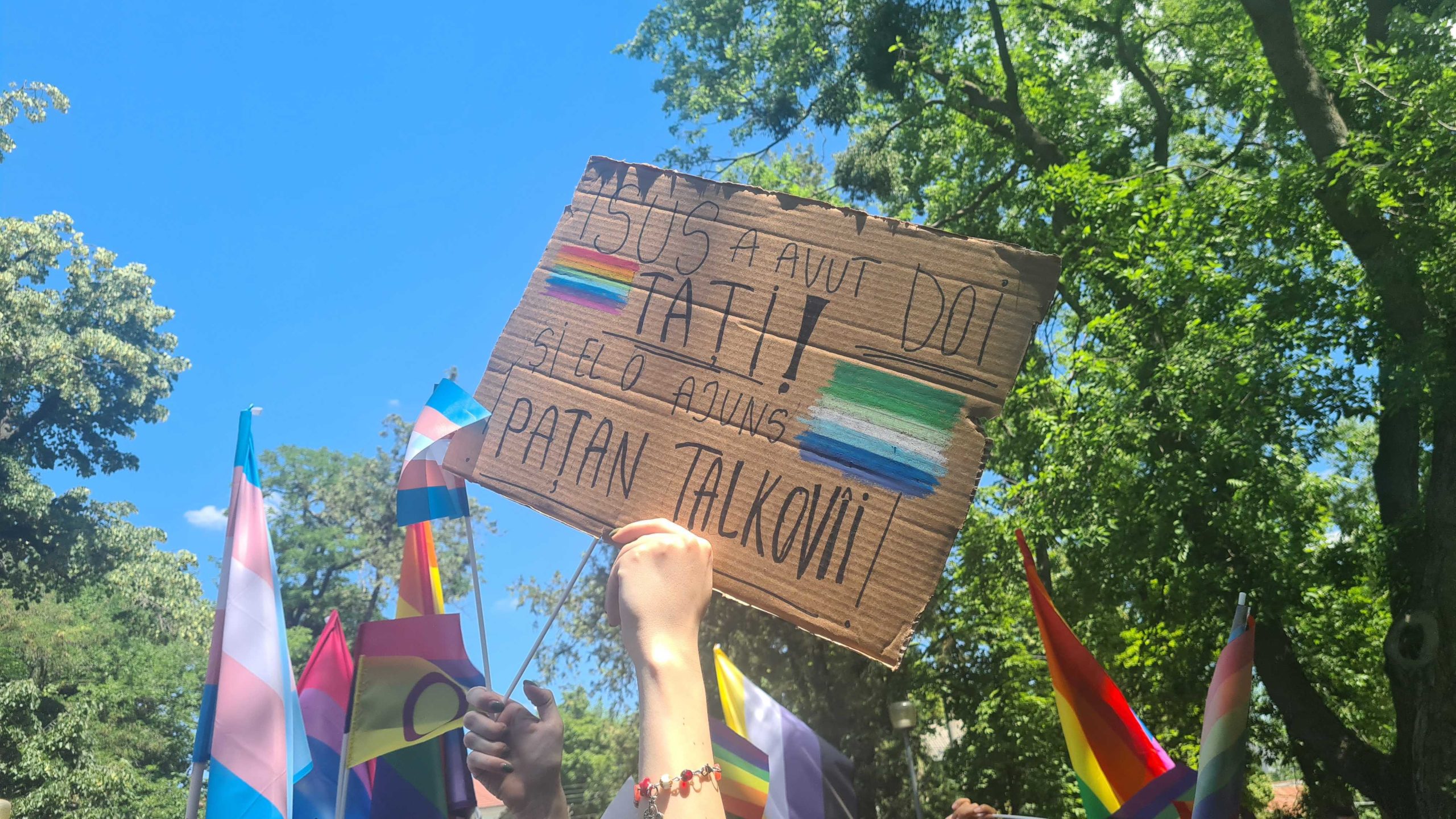 FOTO/VIDEO Înconjurați de poliție, membrii comunității LGBT+ au participat la marșul din Chișinău