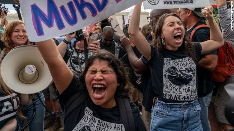 (ФОТО, ВИДЕО) В США прошли массовые протесты после отмены права на аборт