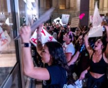 (ФОТО, ВИДЕО) В США прошли массовые протесты после отмены права на аборт