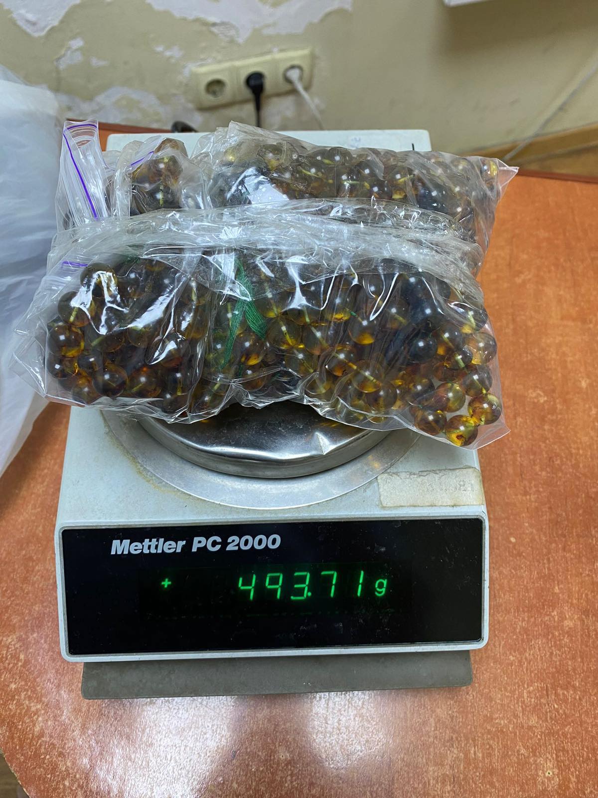 FOTO Vama Leușeni: Trei kg de bijuterii și fragmente de chihlimbar, ascunse într-un TIR încărcat cu mere