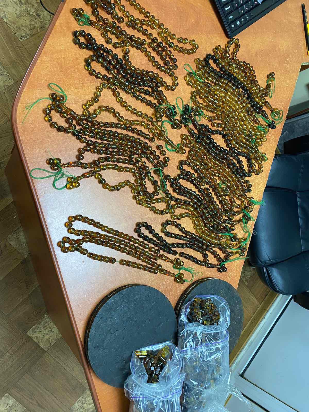 FOTO Vama Leușeni: Trei kg de bijuterii și fragmente de chihlimbar, ascunse într-un TIR încărcat cu mere