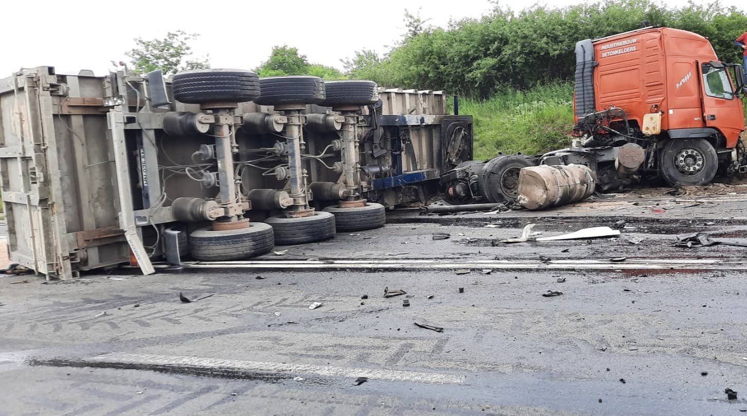 FOTO Două camioane s-au tamponat în raionul Ialoveni. Ambii șoferi au decedat 