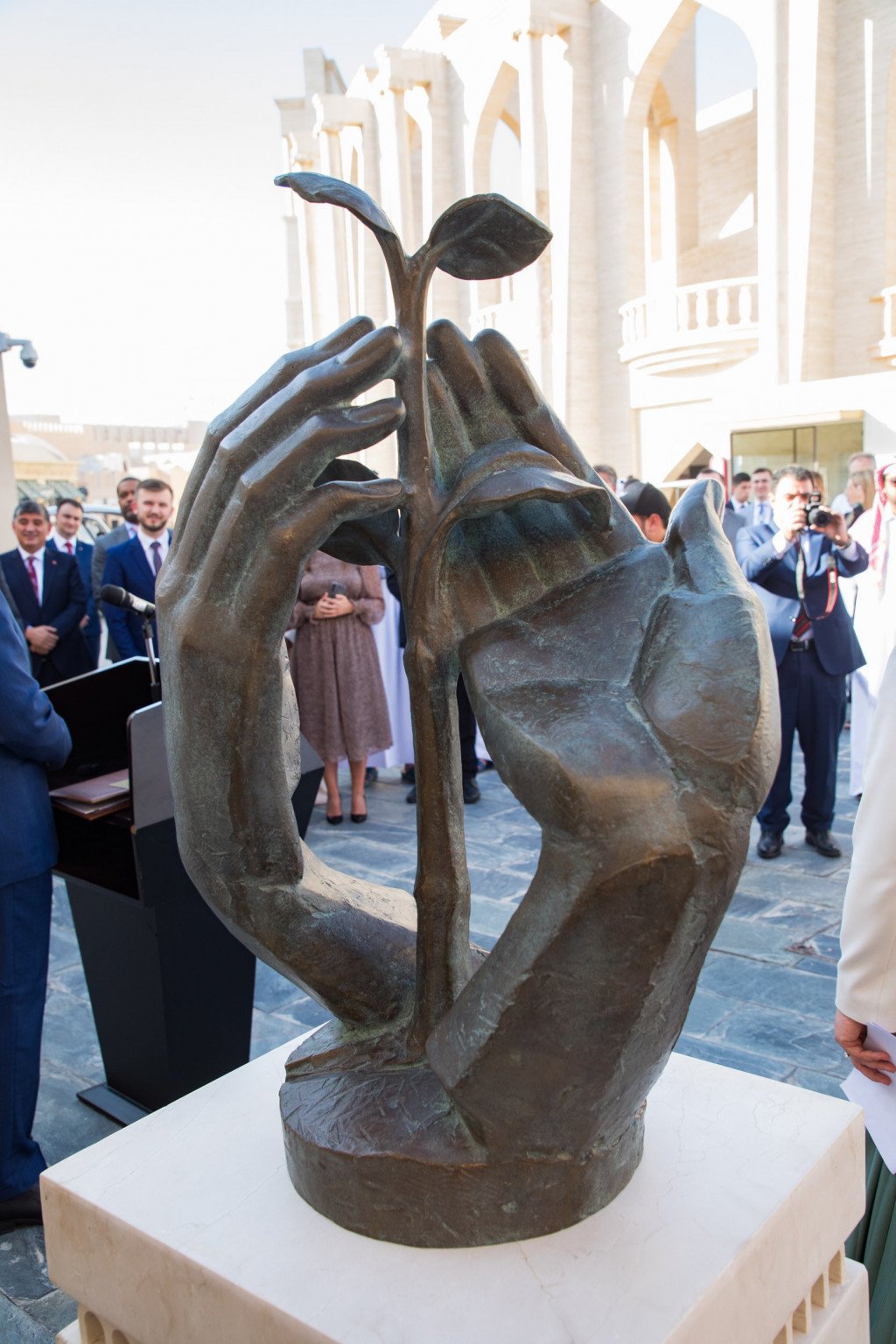 FOTO La Doha a fost inaugurată o sculptură a prieteniei dintre Republica Moldova și Qatar