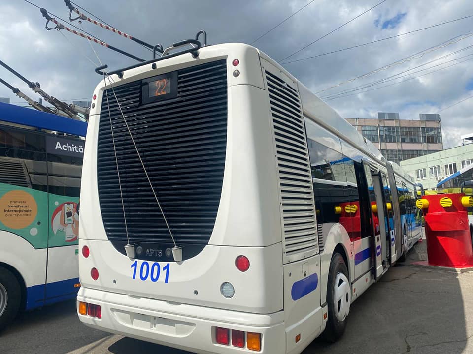 (ВИДЕО) В Кишиневе запустили «новый» троллейбус-«гармошку» производства Италии