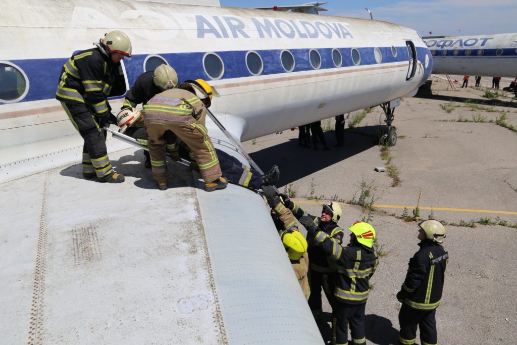 (ФОТО) В Кишиневском аэропорту собрались спасатели. Что там происходит
