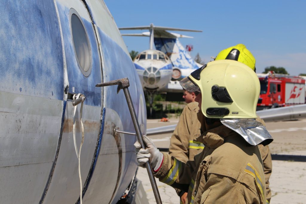(ФОТО) В Кишиневском аэропорту собрались спасатели. Что там происходит