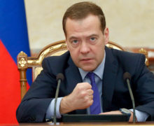 «Граждане судьи, внимательно смотрите в небо». Медведев пригрозил ракетным ударом по зданию суда в Гааге