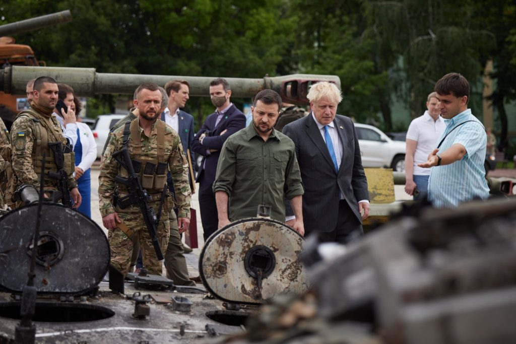 FOTO Boris Johnson, într-o nouă vizită surpriză la Kiev: „Este grozav să vezi cum revine viața pe străzi”