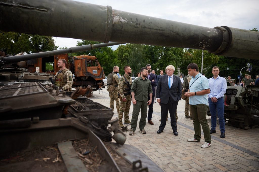 FOTO Boris Johnson, într-o nouă vizită surpriză la Kiev: „Este grozav să vezi cum revine viața pe străzi”