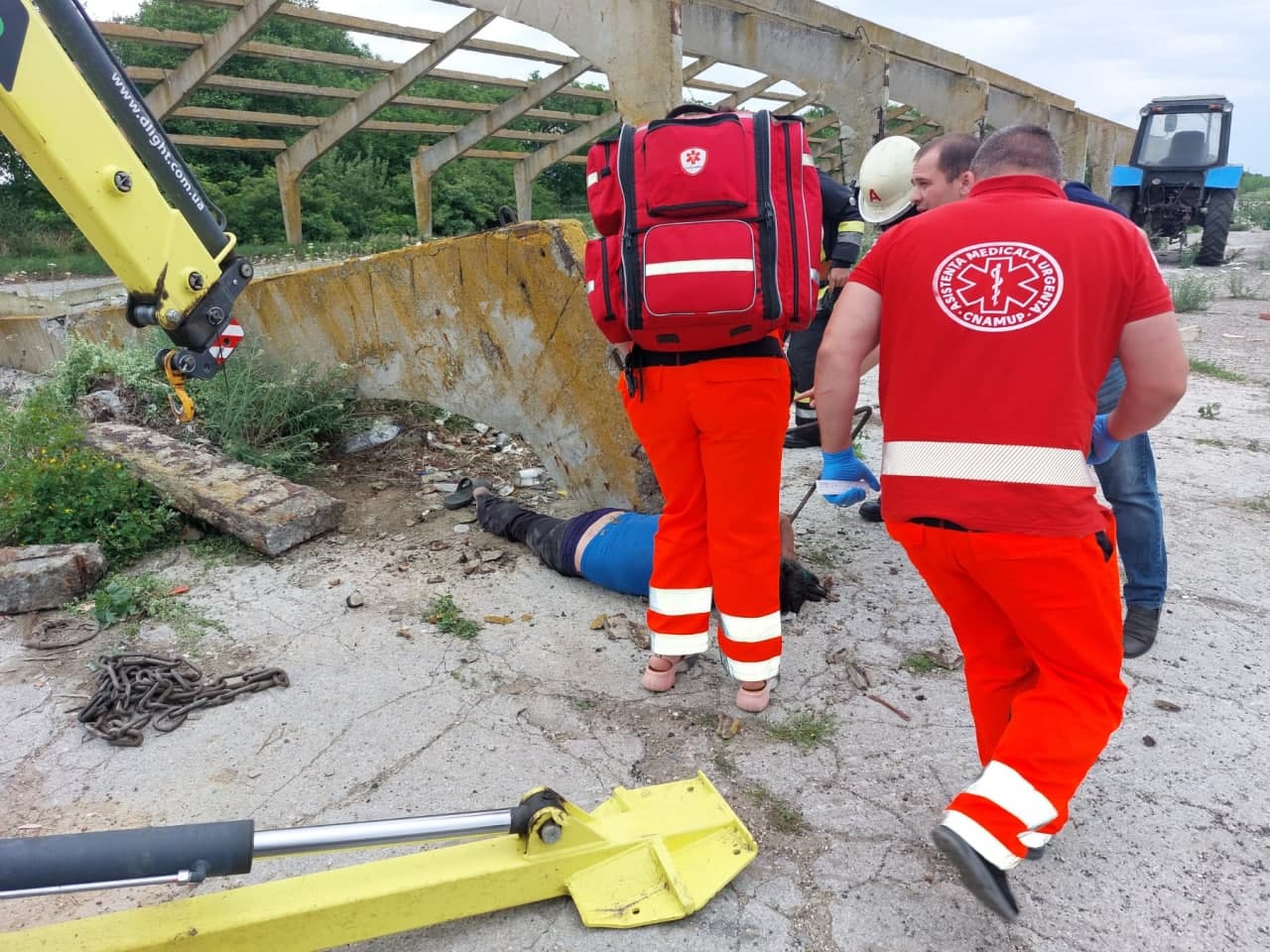Спасатели из Единец освободили мужчину, на которого упала бетонная плита