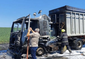 (ФОТО) По дороге в порт Джурджулешты загорелся грузовик с 24 тоннами кукурузы