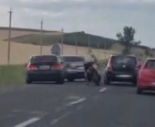 (ВИДЕО) В Молдове на трассе подрались несколько мужчин. Один человек пострадал