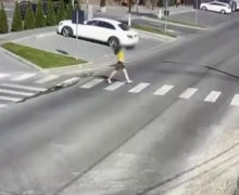 VIDEO O adolescentă a fost lovită de un automobil pe o trecere de pietoni din Durlești