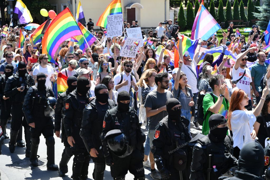 Самый большой ЛГБТ-марш в истории Молдовы. Как это было? Фоторепортаж NM