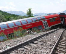 (ВИДЕО) В Германии пассажирский поезд сошел с рельсов. Есть погибшие
