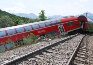 (ВИДЕО) В Германии пассажирский поезд сошел с рельсов. Есть погибшие
