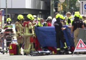 В Берлине автомобиль врезался в людей на тротуаре. Есть погибший и раненые