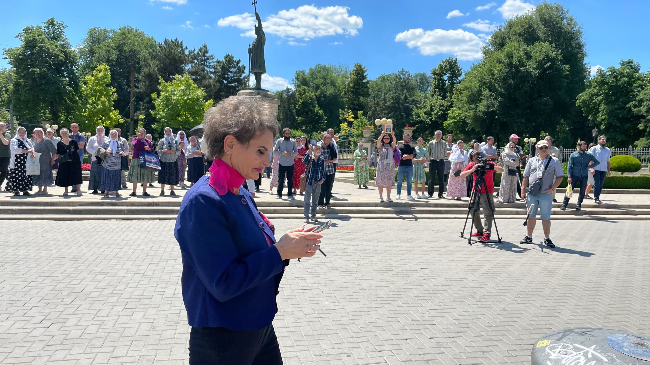 VIDEO Jurnalista NewsMaker Olga Gnatcova a fost insultată de enoriașii care protestau față de marșul LGBT