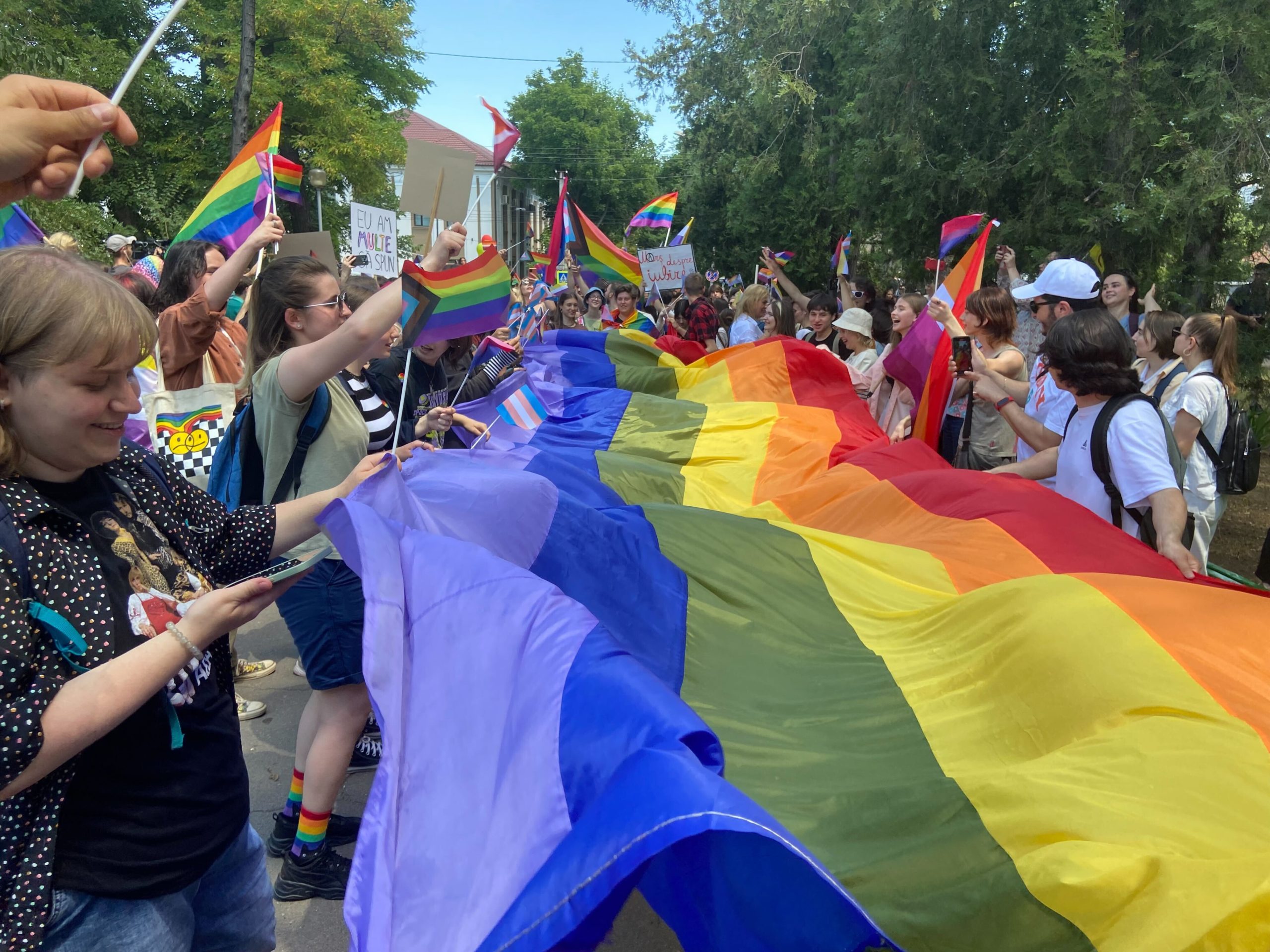 FOTO/VIDEO Înconjurați de poliție, membrii comunității LGBT+ au participat la marșul din Chișinău