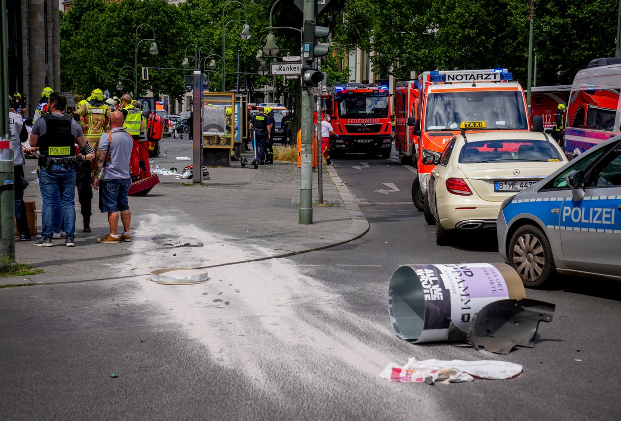 FOTO O maşină a intrat în mulţime, într-o zonă aglomerată din Berlin. Primul bilanţ: un mort și 8 răniți
