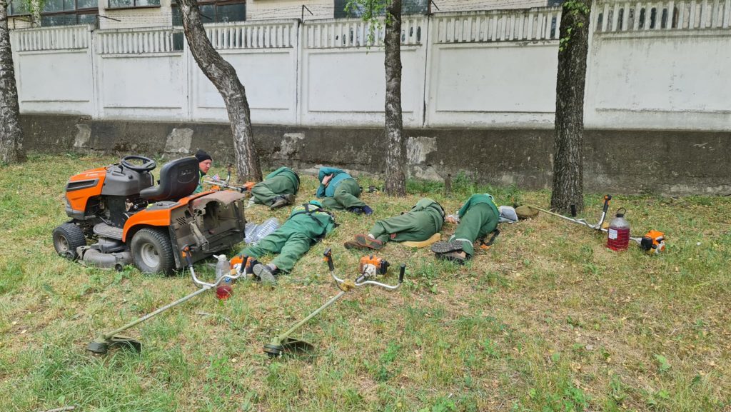 FOTO Un grup de muncitori de la spații verzi, surprinși cum fac „amiaza” pe una din străzile centrale ale capitalei