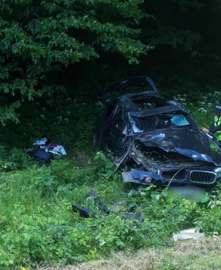 FOTO Un BMW a ieșit la depășire și s-a izbit într-o mașină. Șoferul a decedat pe loc 