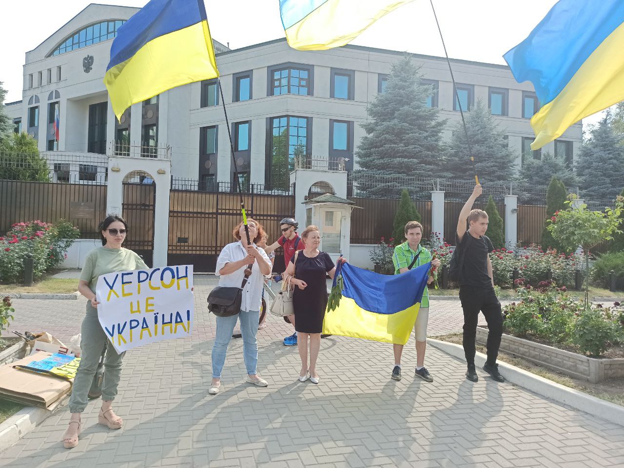 (ФОТО)В День России протестующие принесли к посольству РФ в Кишиневе «гроб Путина»