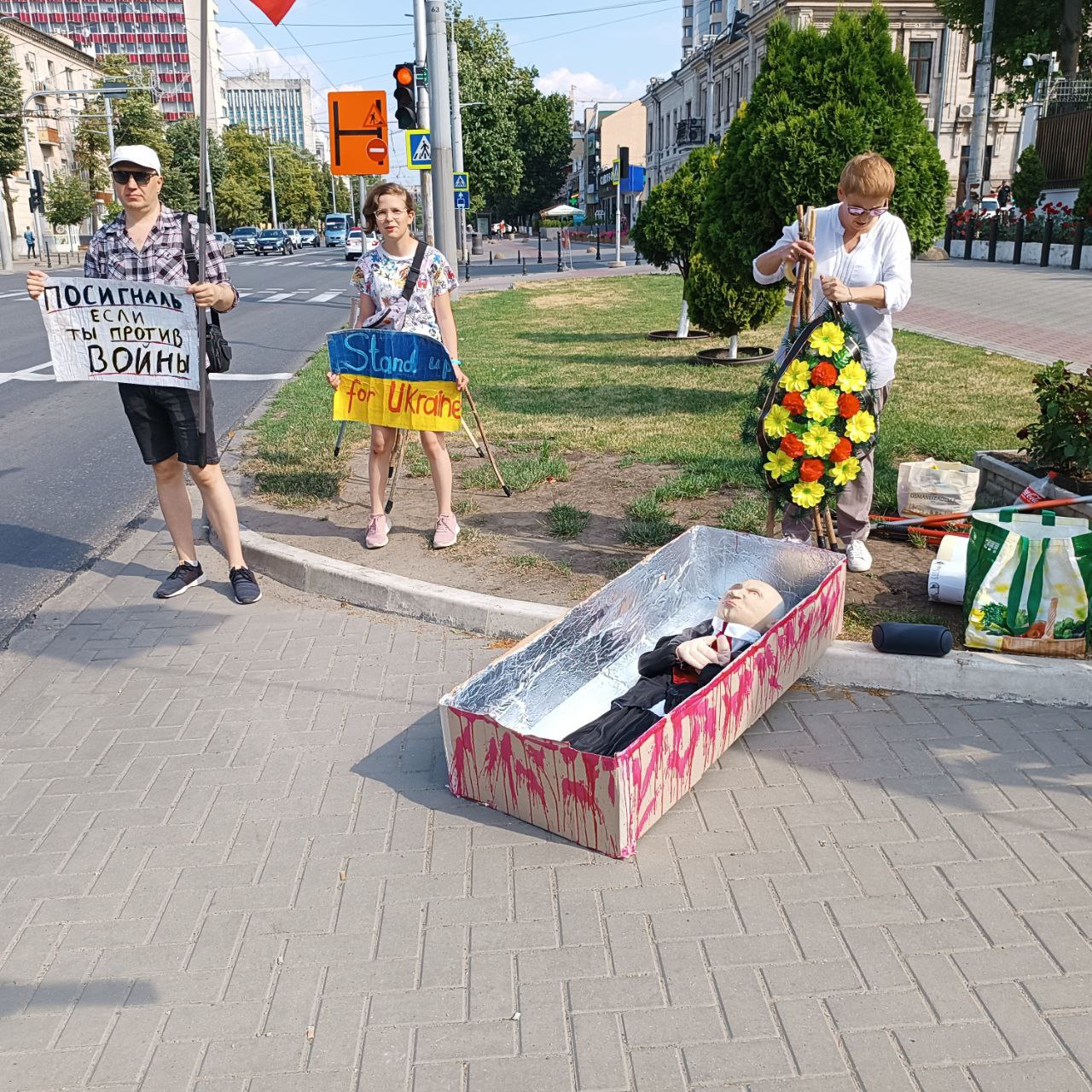 (ФОТО)В День России протестующие принесли к посольству РФ в Кишиневе «гроб Путина»