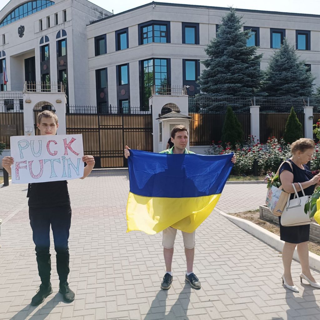 FOTO În fața Ambasadei Rusiei de la Chișinău au fost aduse o coroană funerară și „Putin” în sicriu