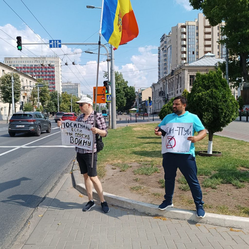FOTO În fața Ambasadei Rusiei de la Chișinău au fost aduse o coroană funerară și „Putin” în sicriu