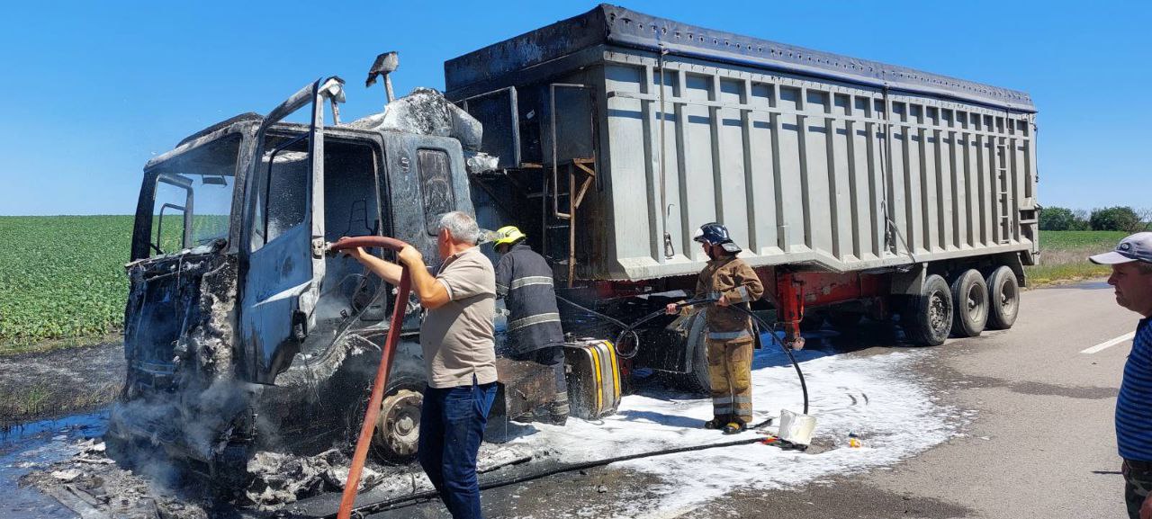(ФОТО) По дороге в порт Джурджулешты загорелся грузовик с 24 тоннами кукурузы