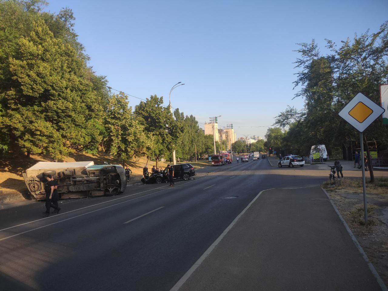 FOTO Un minor a urcat la volanul unei mașini și s-a izbit într-un camion, pe o stradă din Chișinău 