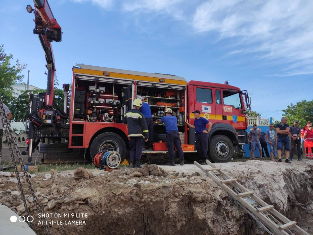 (ФОТО) В Яловенском районе спасатели достали мужчину из-под завалов гаража