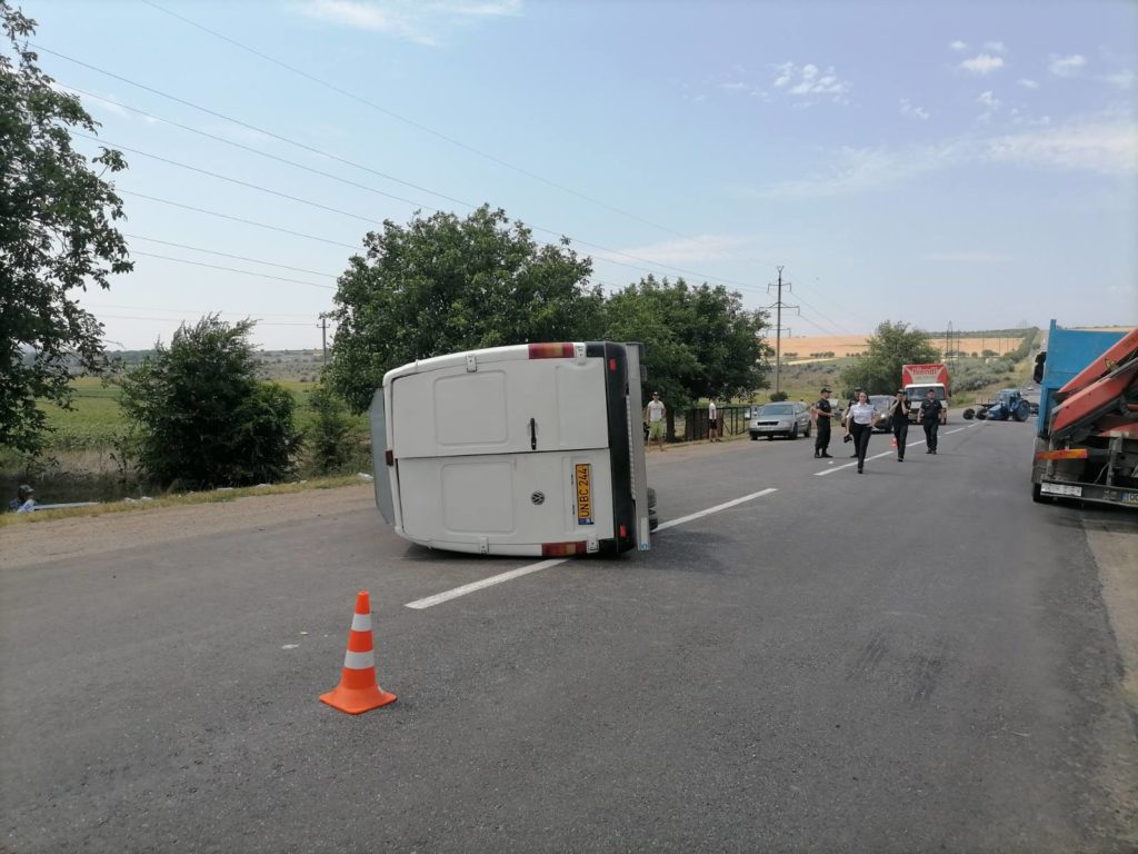FOTO Un microbuz de pe ruta Ungheni-Soroca a lovit un tractor. Trei pasageri au fost spitalizați