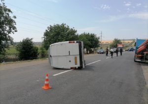 (ФОТО) Рейсовый микроавтобус Унгены-Сороки врезался в трактор. Есть пострадавшие