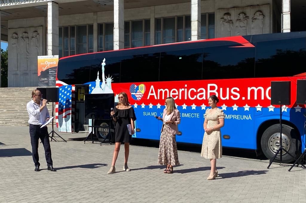 „Va aduce valorile americane mai aproape de cetățenii R. Moldova”. Ambasada SUA a lansat America Bus, care va călători în 36 de orașe
