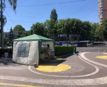 В Кишиневе начали устанавливать палатки для защиты от жары