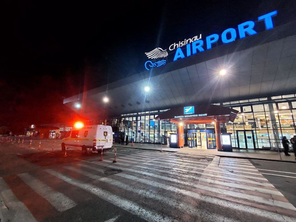 (FOTO) Alertă nocturnă cu bombă la Aeroportul din Chișinău, prin intermediul unei scrisori