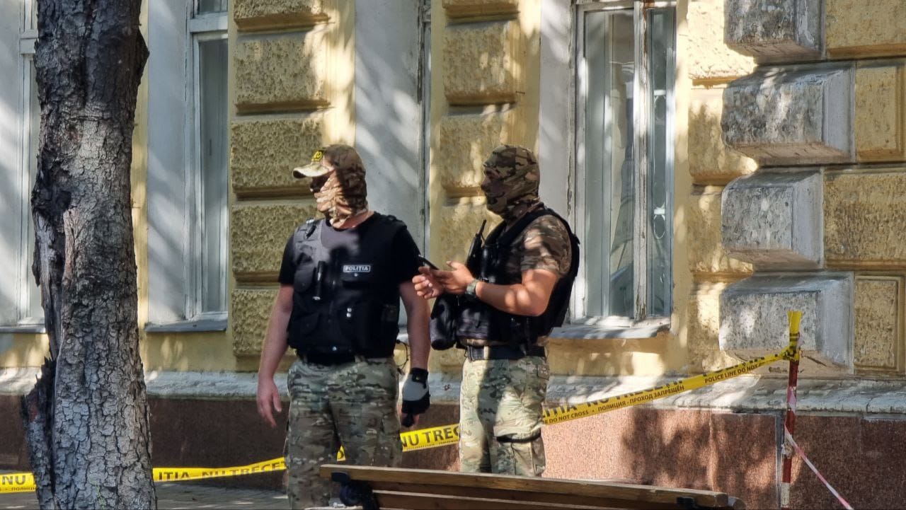 (ФОТО) Из мэрии Кишинева эвакуировали людей из-за сообщения о бомбе