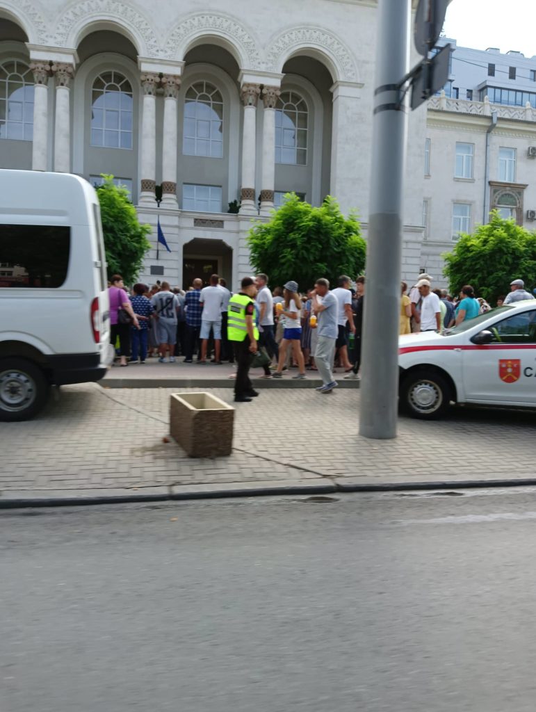 FOTO Susținătorii Marinei Tauber, în frunte cu Ilan Șor prin Skype, continuă protestele în fața Procuraturii Generale