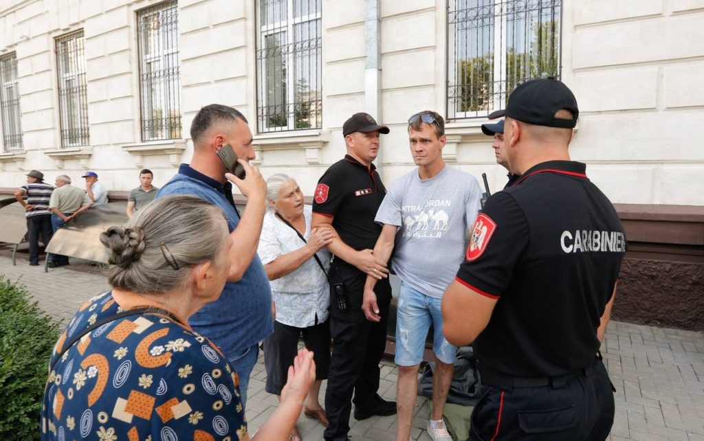 FOTO Susținătorii lui Tauber au încercat să instaleze corturi în fața Procuraturii