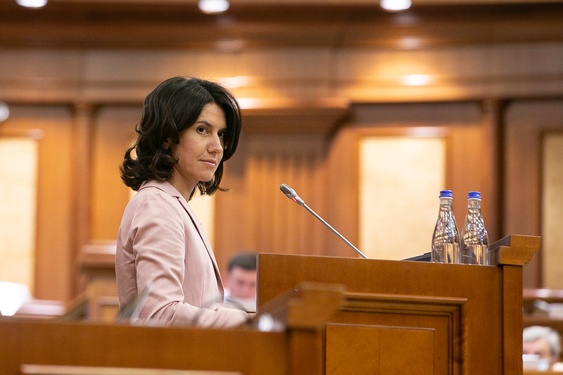«Я должна бегать за прокурорами?» Как в парламенте задерживали Марину Таубер. Фоторепортаж NM
