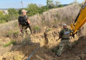 (ВИДЕО) Украинские пограничники обнаружили трубопровод со спиртом из Молдовы