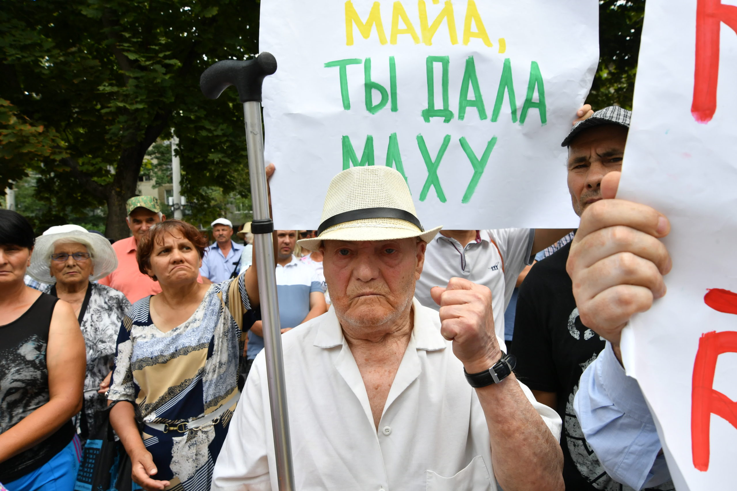 «Бедная наша Марина, с кем она там сидит в тюрьме?» Как перед АП Кишинева протестовали сторонники Таубер (ФОТОРЕПОРТАЖ NM)